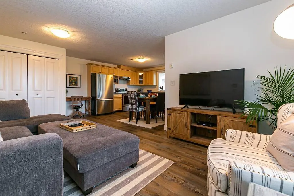 Cozy Renovated Oasis W Private Terrace & Parking Villa Victoria Canada
